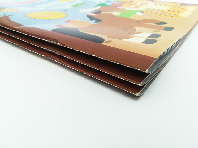 フルカラー雑誌の本の印刷板紙の光沢のあるパンフレットの印刷