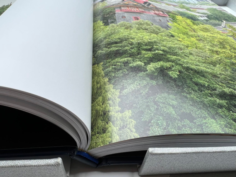 CMYKの堅いカバー写真の本の印刷の中とじ紫外線フル カラーの21cm